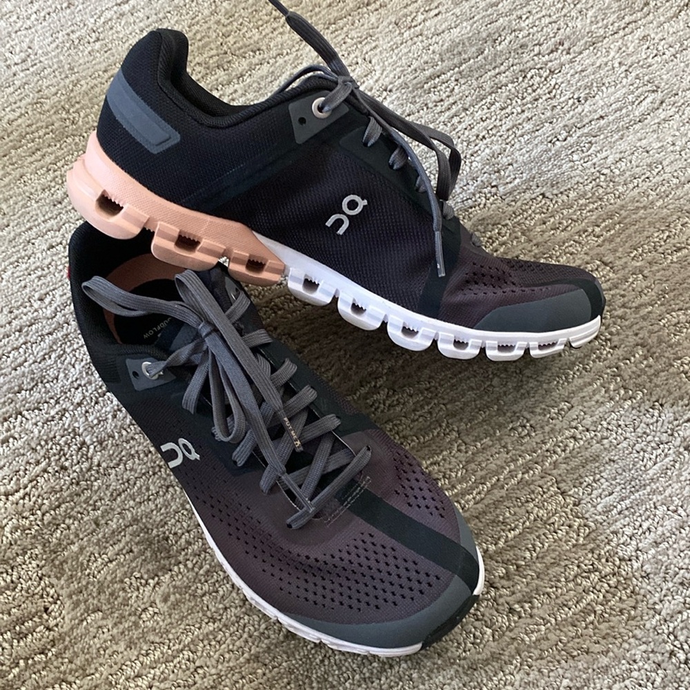 Great Price Excellent Condition Cloudflow OnCloudShoes - Black and Pink